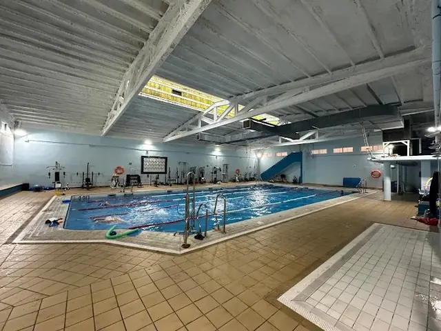 Acceso y zona de paso de la piscina de Alminares del Genil