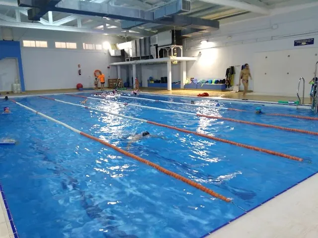 Andén y calles de nado de la piscina cubierta de Granada
