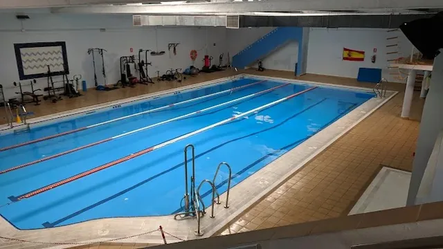 Vista general del vaso y la zona de entrenamiento de la piscina de Alminares